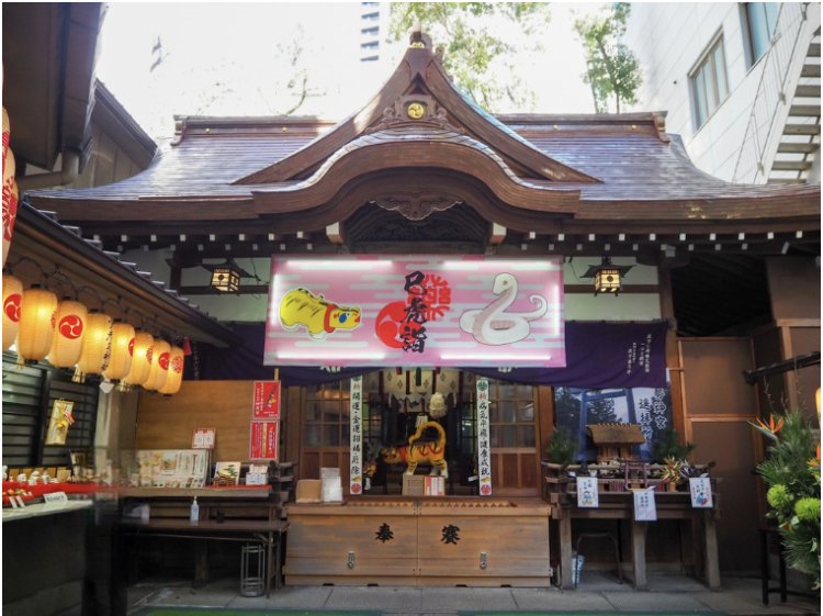 Le bâtiment actuel du sanctuaire est une structure en bois construite en 1910 (Meiji 43).