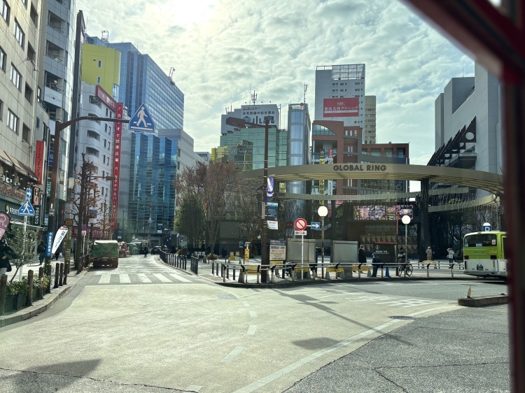 La route B contourne la sortie ouest de la gare d'Ikebukuro.