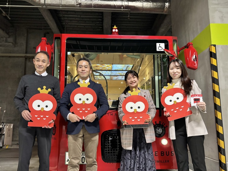 De gauche à droite, M. Sasaki, directeur du bureau de vente WILLER EXPRESS d'Ikebukuro, M. Horiuchi, directeur du centre d'information touristique de la sortie est d'Ikebukuro, M. Yamamoto du département de développement urbain de l'arrondissement de Toshima et M. Takeuchi, responsable des relations publiques de WILLER EXPRESS