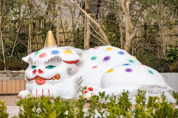 Le « Grand Chien Gardien du Daimyo » de la poupée Nakamura installé dans la Cité-Jardin du Daimyo de Fukuoka