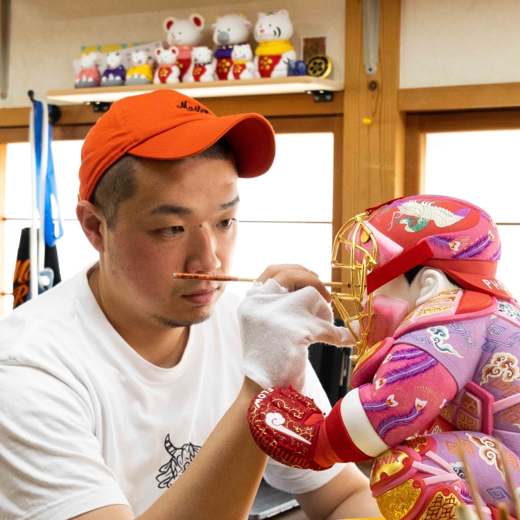 Une poupée Hakata avec un motif d'attrape-rêves, représentée dans des couleurs vives