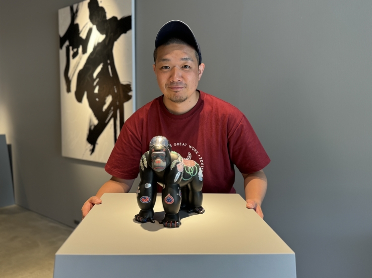 Hiromine-san est un marionnettiste actif dans le monde entier, mais il est également humoristique et amical.
