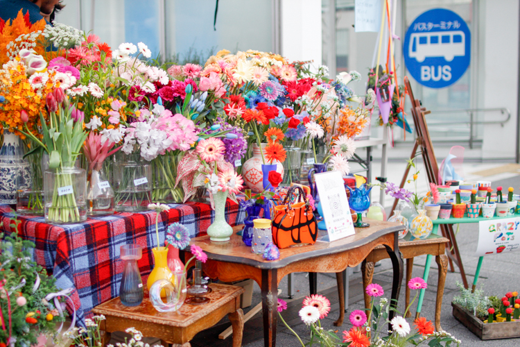 Des fleurs colorées décorent le lieu du stand « Bohème ».