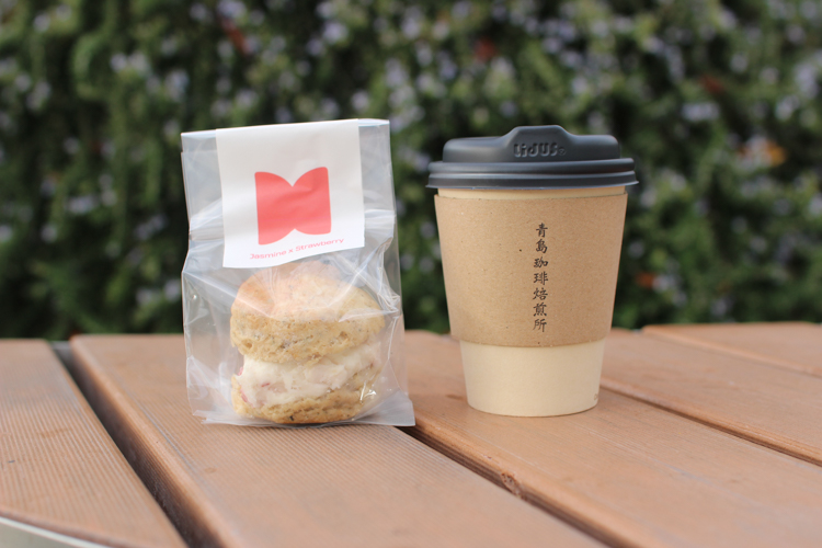 Profitez d'un moment de bonheur en savourant des douceurs et du café dans le parc tout en écoutant les histoires des vendeurs.