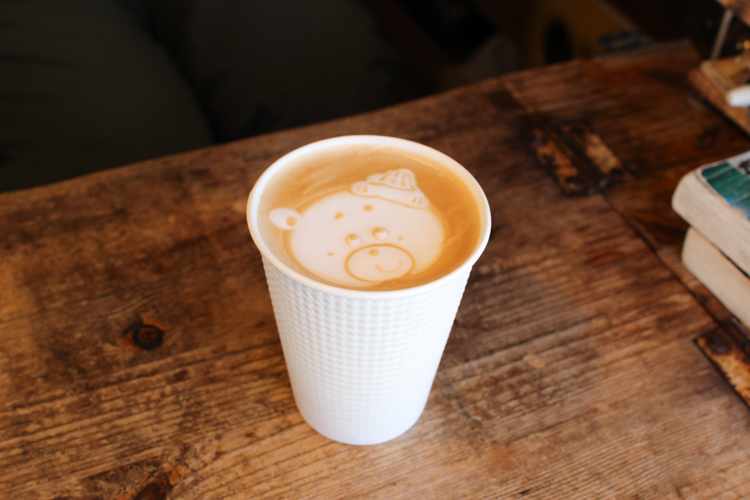 Cappuccino avec de jolies illustrations