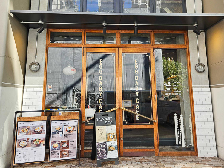 Vous pouvez voir l'intérieur du magasin à travers les grandes vitrines.