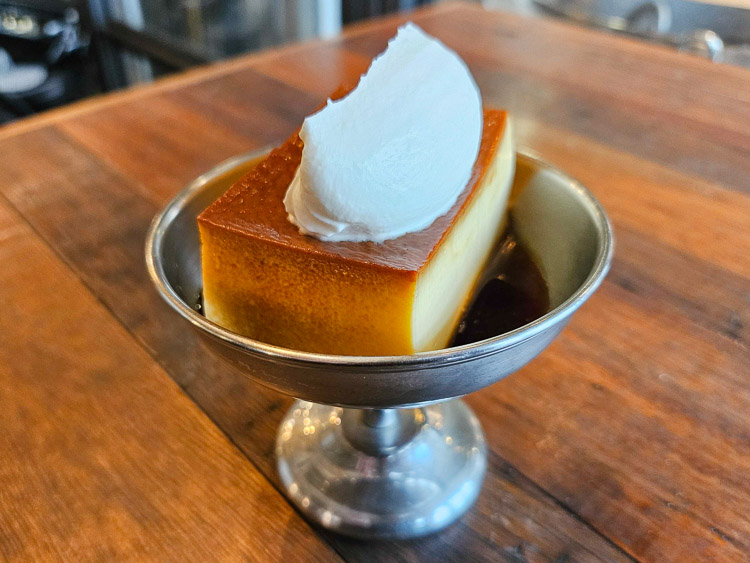 La texture ferme du « Egg Baby Pudding » se marie parfaitement avec la crème fraîche et la sauce caramel.