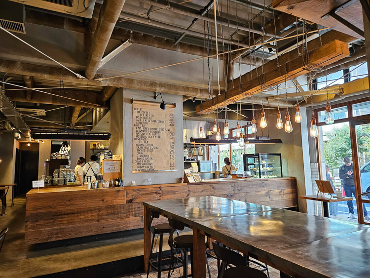 La cuisine ouverte est située au centre du restaurant.