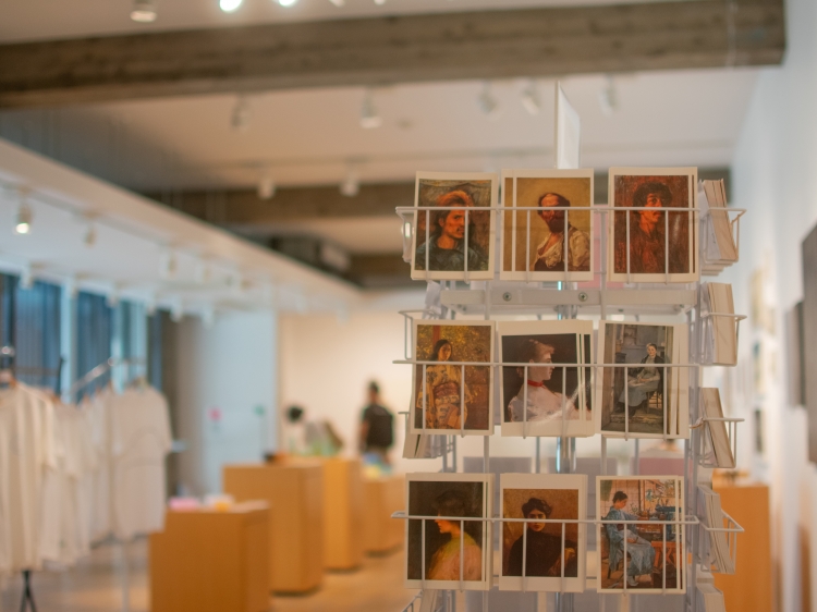 Cartes postales de chefs-d'œuvre exposées au Musée des Arts de l'Université de Tokyo