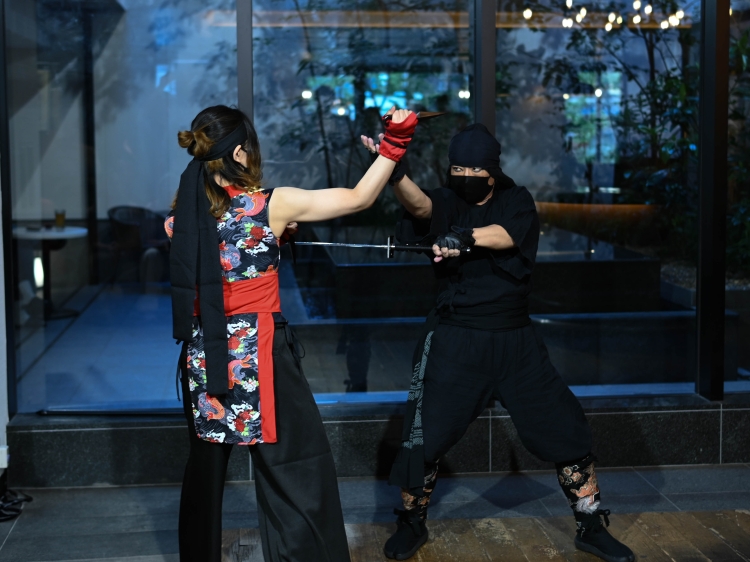 Un spectacle mettant en scène des ninjas utilisant différentes armes, toutes à portée de main