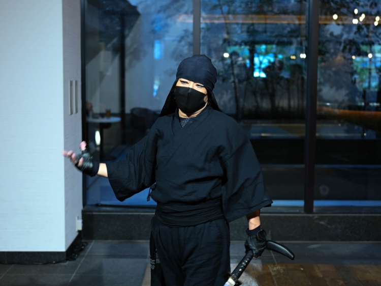 Tomoeda Juju, qui est en charge de la mise en scène et de la performance lors de l'événement Ninja Show