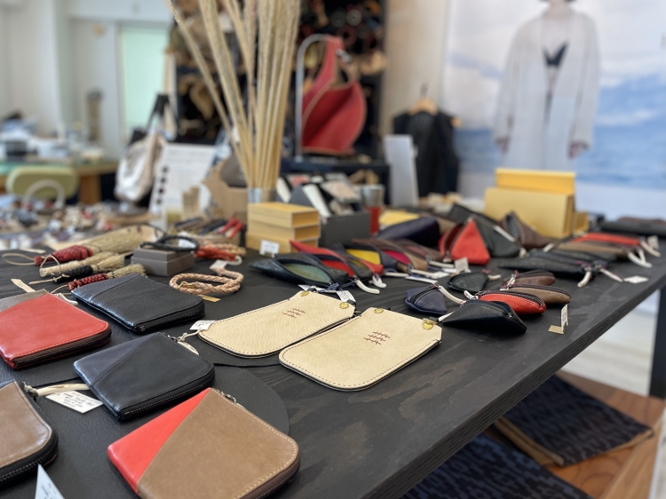 Les produits en cuir fabriqués à partir de cuir de cerf Ezo sont alignés