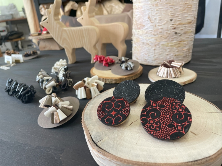 "KIROKU" est une broche à motifs Ainu réalisée selon la technique artisanale traditionnelle "Inden".