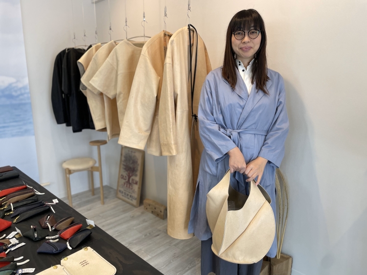 Le propriétaire, Takase-san. Les designs de ses sacs et autres articles s'inspirent de la nature.