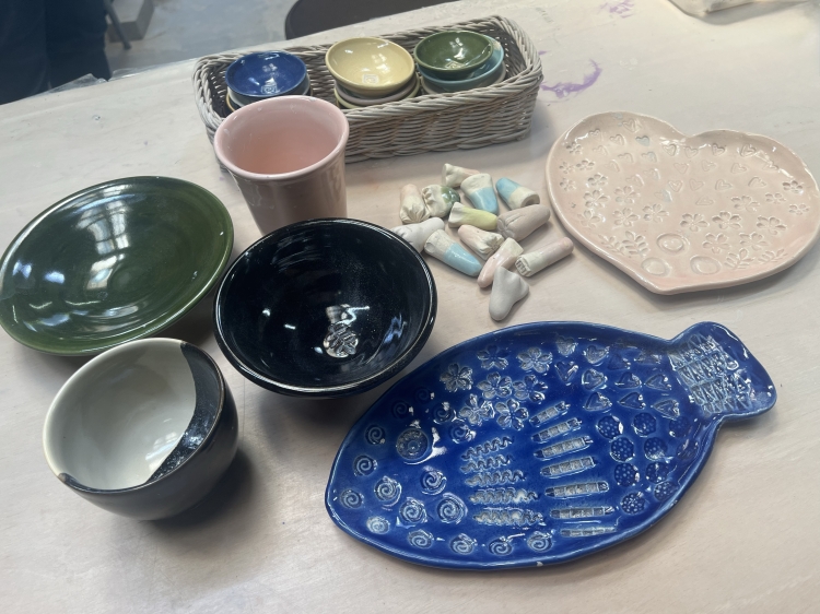 Exemples d'œuvres pouvant être réalisées lors de l'expérience de poterie au « Yonezawa Studio »