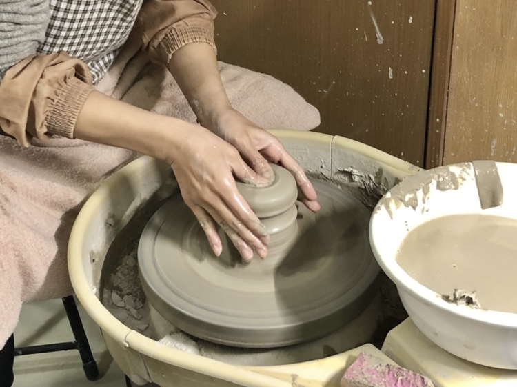 Expérience de poterie avec un tour de potier électrique