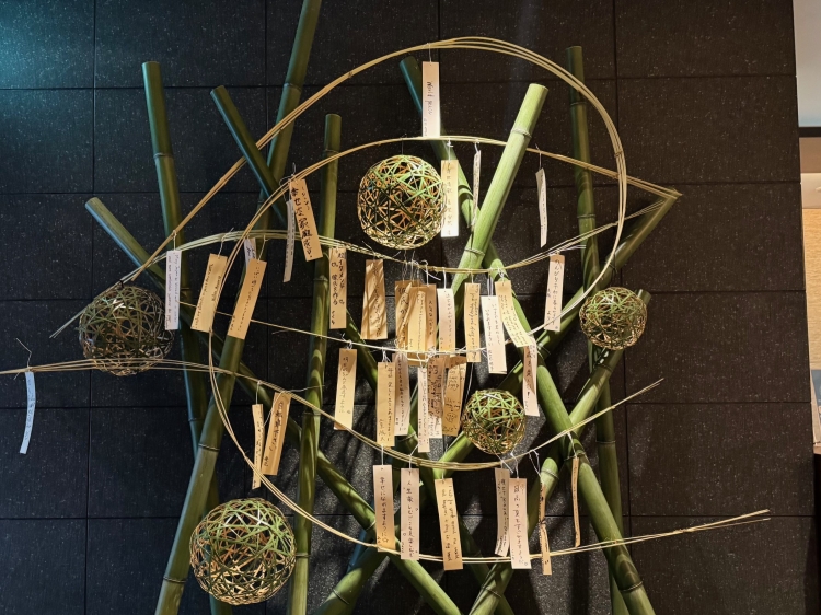 Chaque hôtel a sa propre décoration Tanabata unique