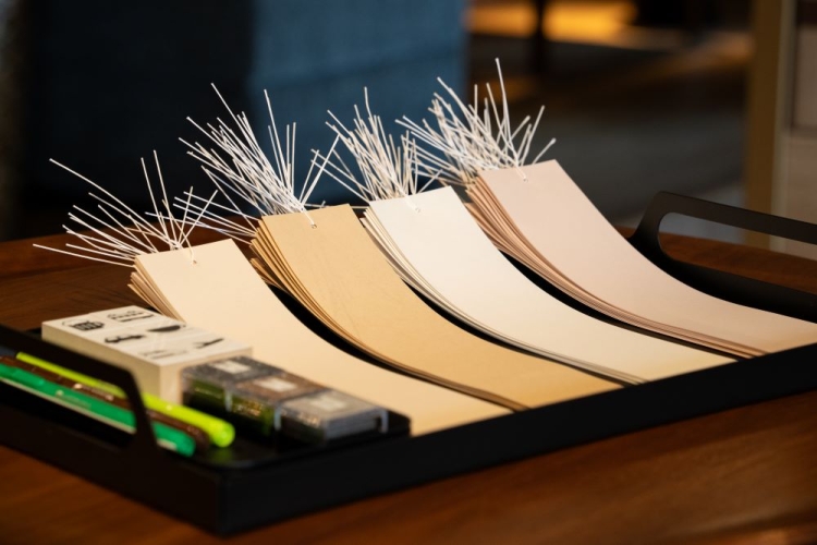 Une bande de papier de bambou fabriquée à partir de bambou cultivé localement