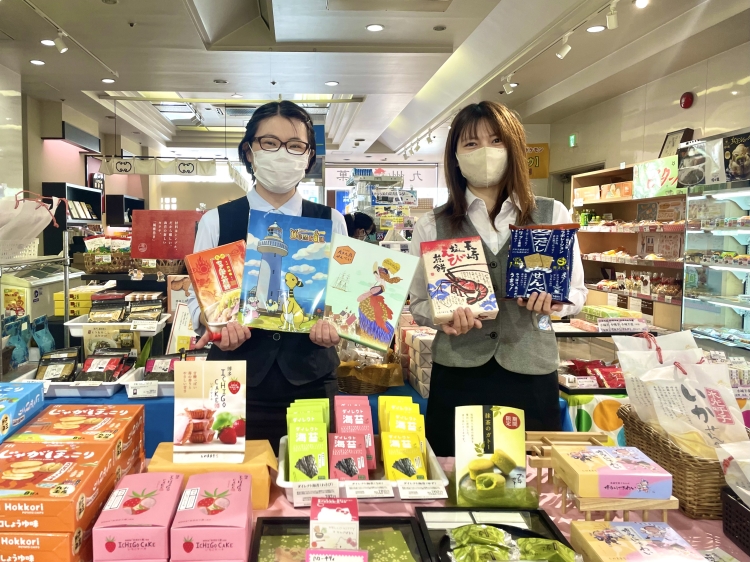 Kanegae-san (à gauche) et Yamaguchi-san (à droite) tenant des produits recommandés