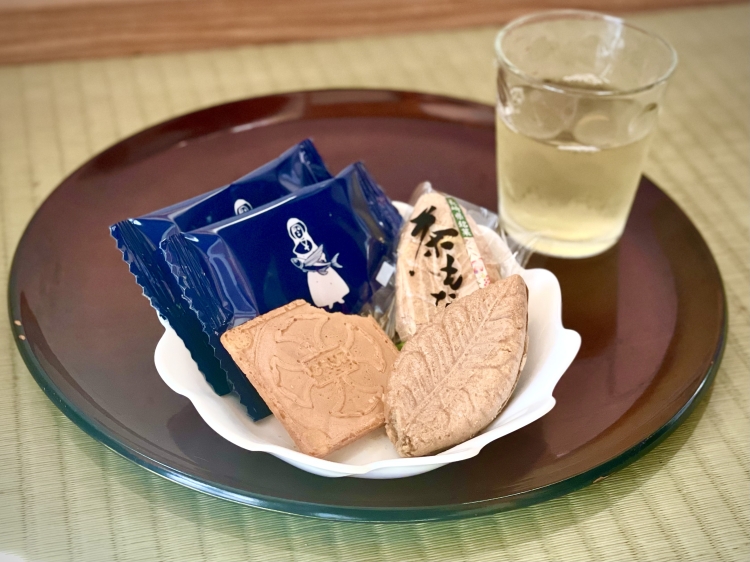 « Ago Dashi Cruz » (photo de gauche) et « Cha Monaka » (photo de droite), un plat présenté à la maison impériale, préparé avec du thé de Sechibaru-cho, ville de Sasebo