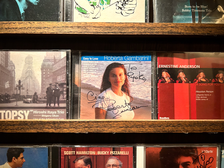 店内にはサイン入りのCDやポスターなどが多く展示されている 
