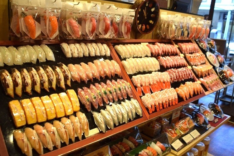Le souvenir le plus populaire est l'aimant à sushi nigiri réaliste.