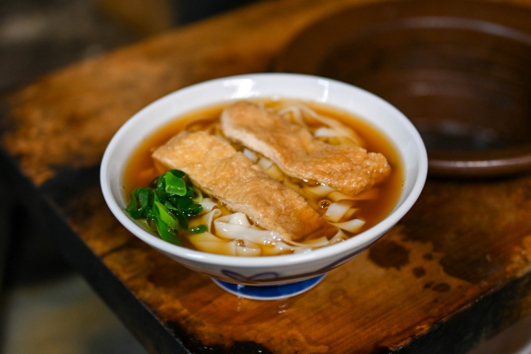 Nouilles kishimen maison de moins de 1 mm d'épaisseur, conçues pour accompagner le bouillon dashi de Kyoto.