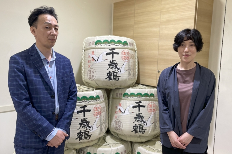 M. Konno (à gauche) et M. Imanishi (à droite) du département de planification des produits