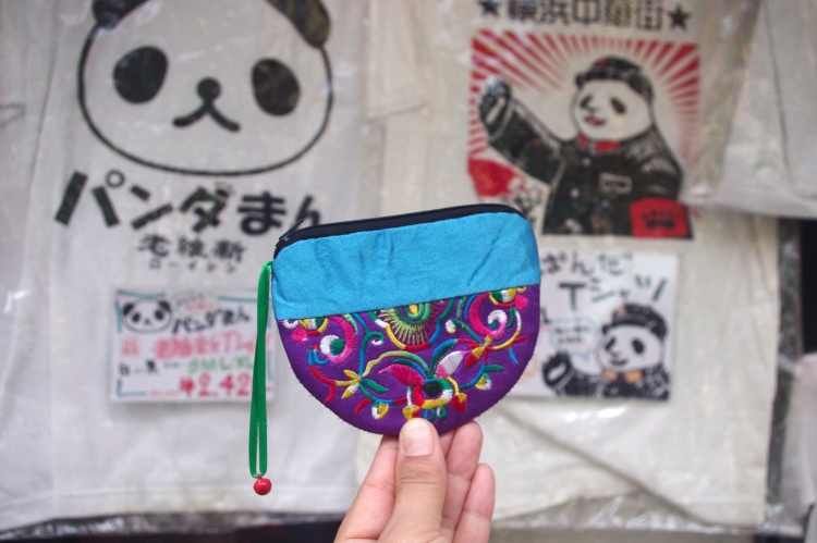 Pochette en satin ornée de broderies ethniques