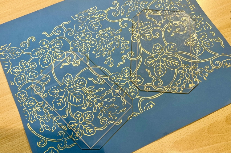 Découper le couvercle du goshuincho pour l'adapter au cadre