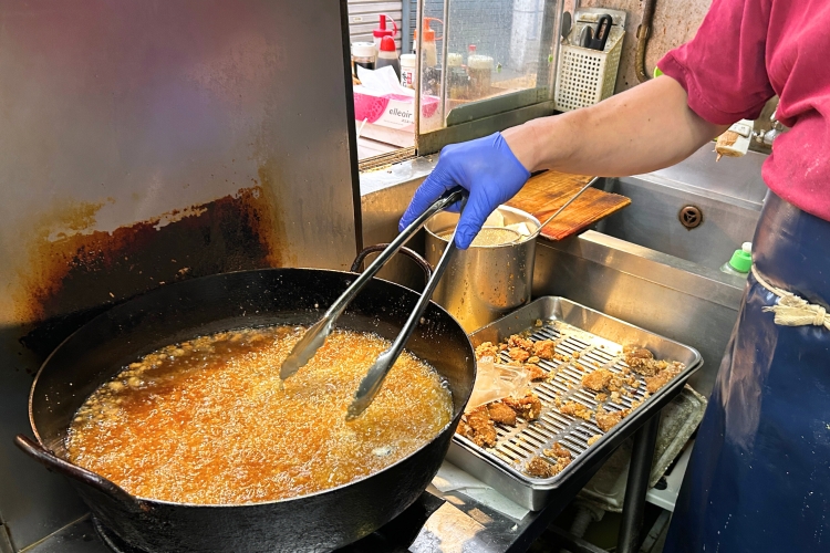 Les plats préparés populaires sont frits sur place.