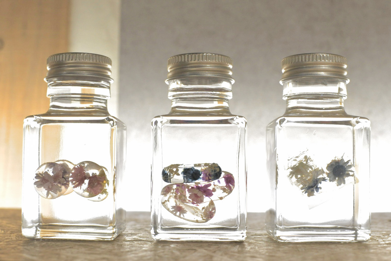 Redonner vie aux objets brisés : une verrerie où restauration et beauté se rencontrent.