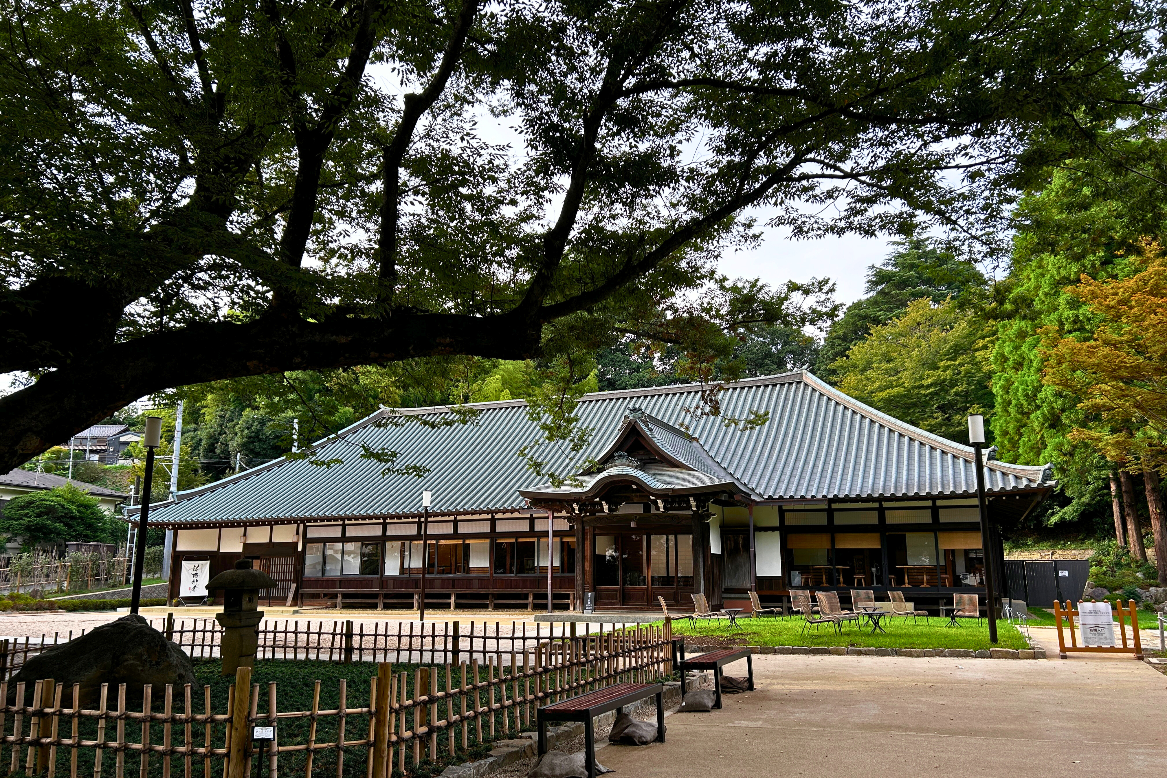 Vivez un moment privilégié dans un jardin japonais qui reflète le changement des saisons et apaisez votre âme avec des saveurs de saison.