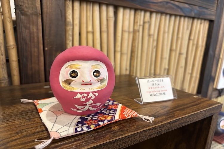 Ajoutez une touche de chance à votre quotidien. « Happy Daruma » – un cadeau porteur de bonheur.