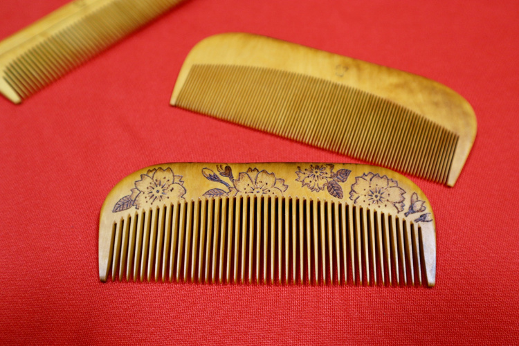 Les peignes en buis de Nagoya se transmettent de génération en génération depuis plus de 120 ans. Un savoir-faire qui garantit un peignage tout en douceur.