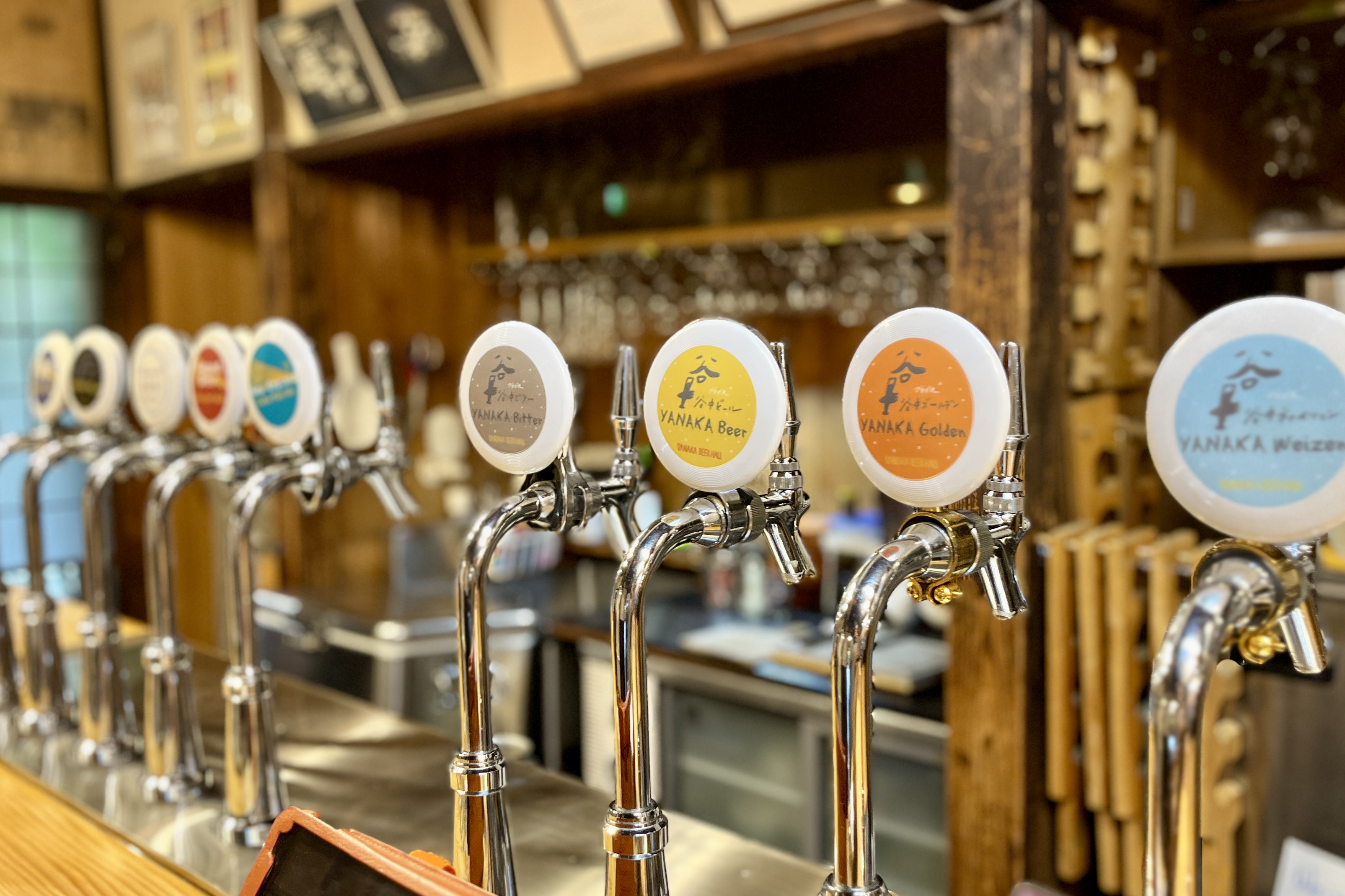 Dégustez la bière artisanale exclusive de Yanaka dans une maison traditionnelle qui a su préserver l'atmosphère de l'ère Showa.