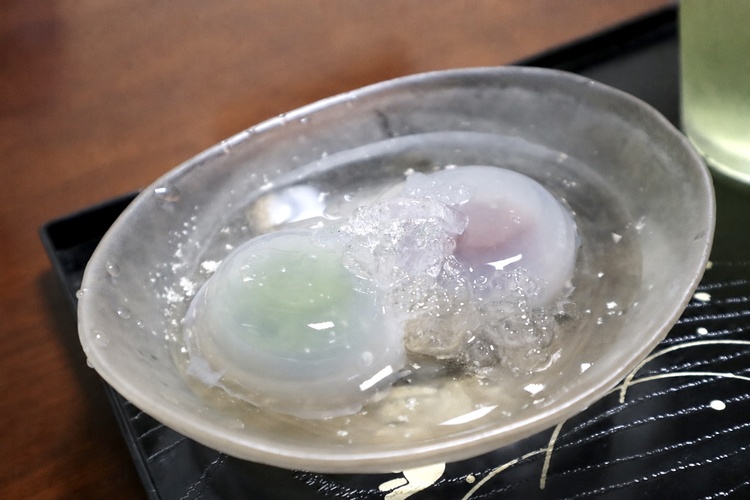 Mizu Manju, une tradition estivale à Ogaki. Un goût clair et rafraîchissant, unique à la ville d'Ogaki.