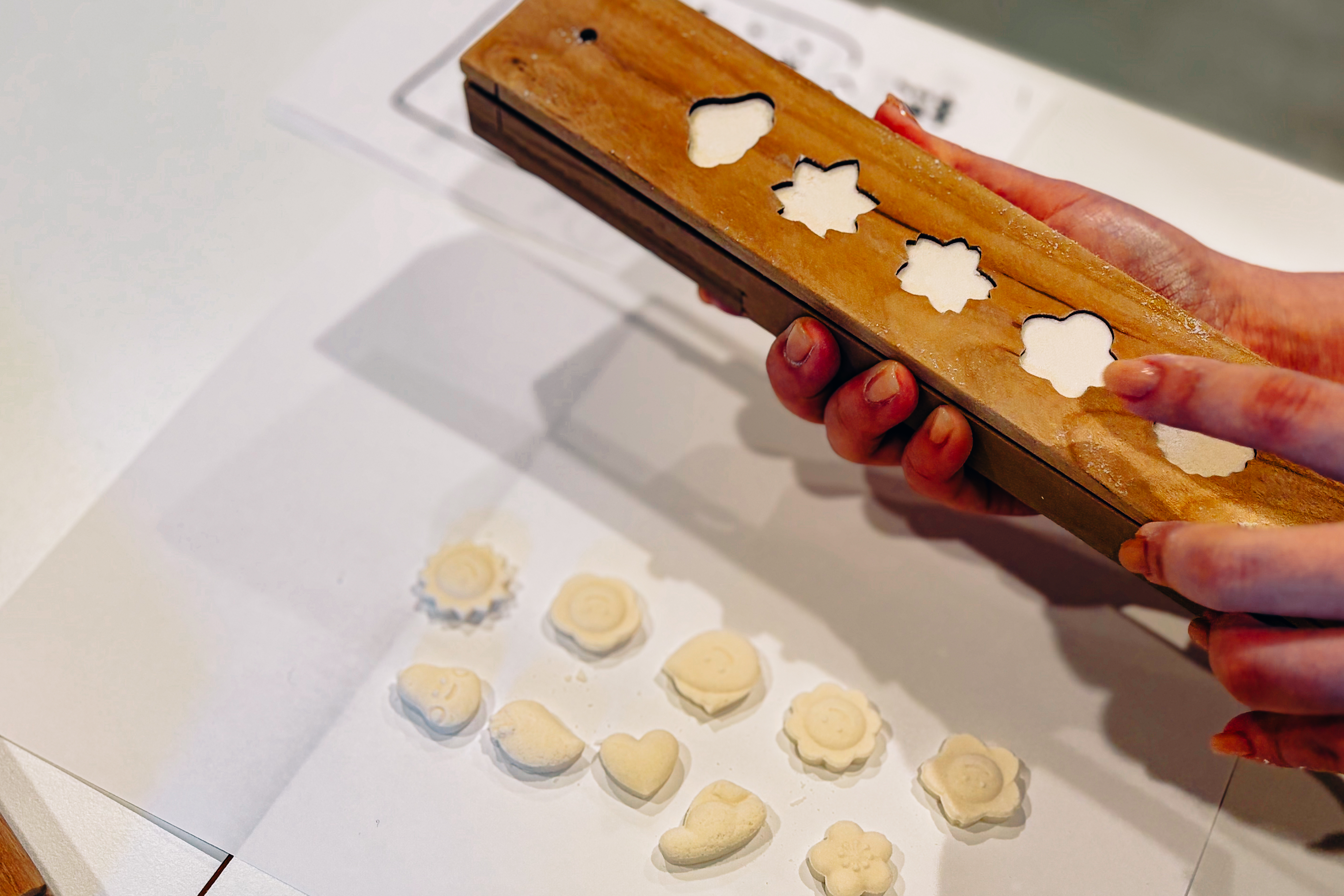 Découvrez la fabrication du rakugan (un type de confiserie japonaise) chez « UCHU wagashi », une boutique qui crée des douceurs japonaises « modernes ».
