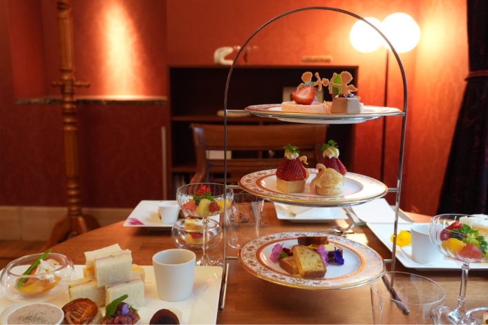 Savourez un délicieux thé de l'après-midi à Kitahama, Osaka, au milieu de bâtiments historiques en briques rouges.