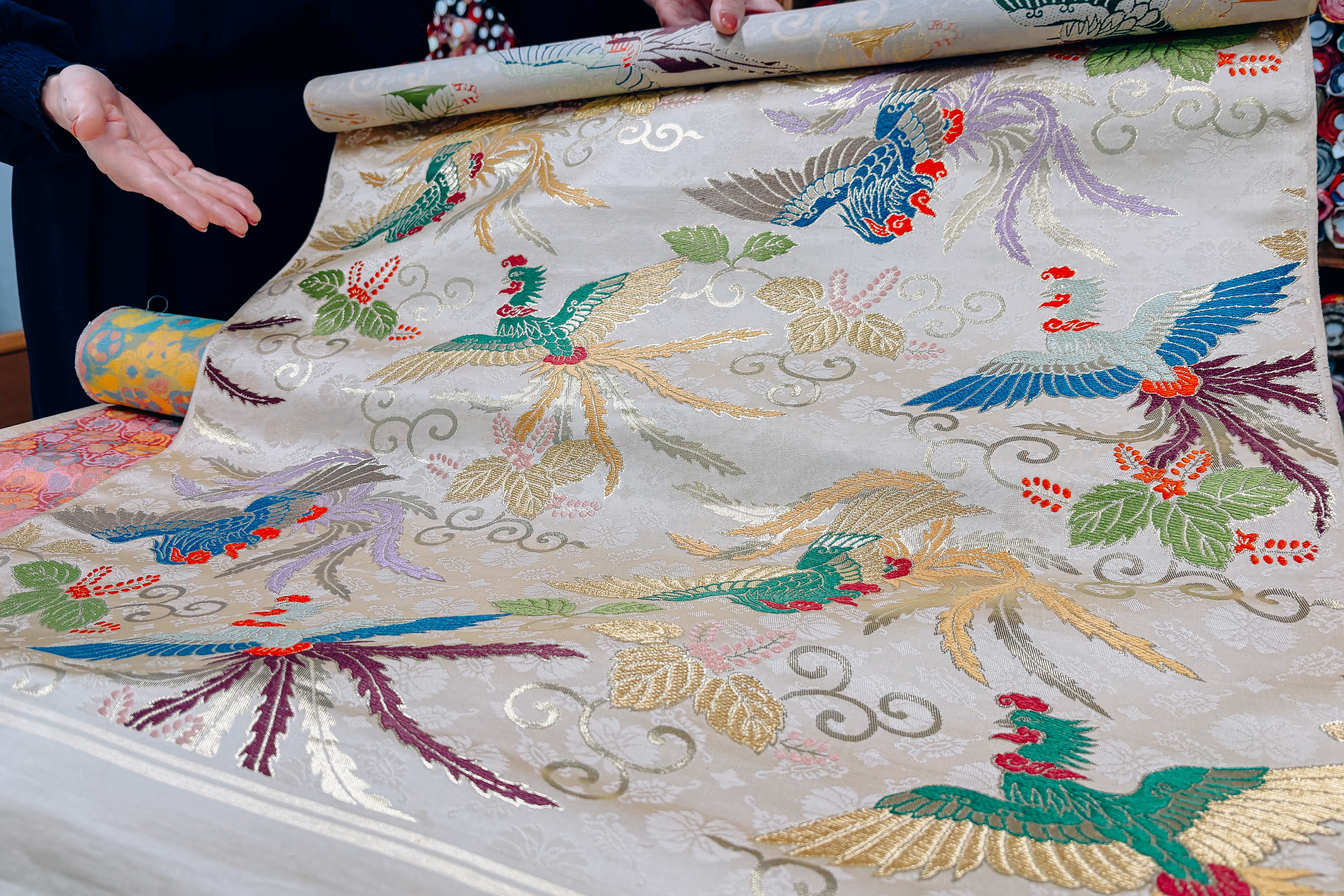 Une tradition de tissage de la soie transmise depuis plus de 270 ans dans le quartier de Muromachi à Kyoto. La beauté du brocart d'or tissé par « Homarekan Shoten ».