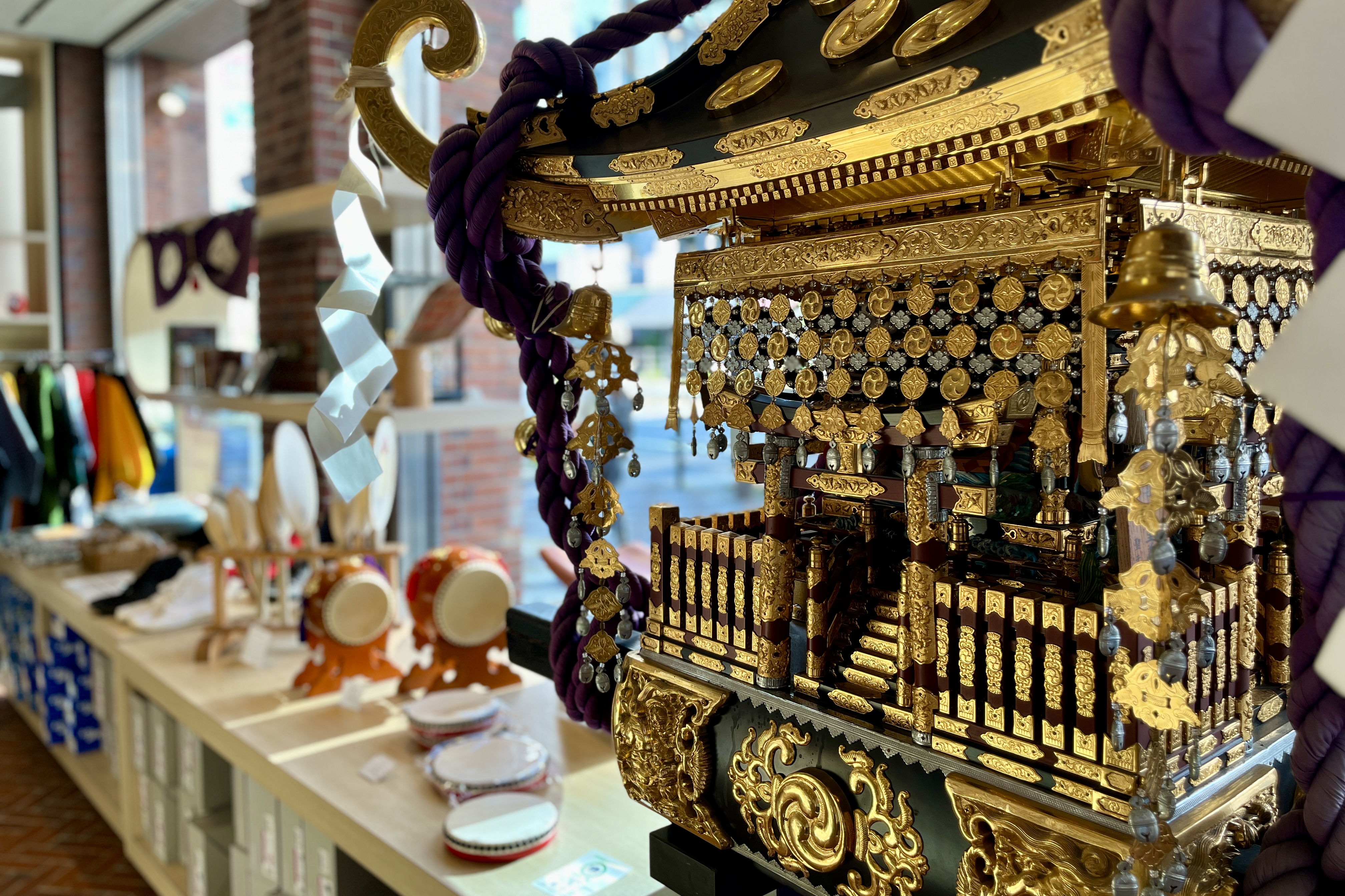 Une boutique traditionnelle spécialisée dans les autels et tambours portatifs, ouverte à tous. Découvrez le savoir-faire et l'élégance des traditions.