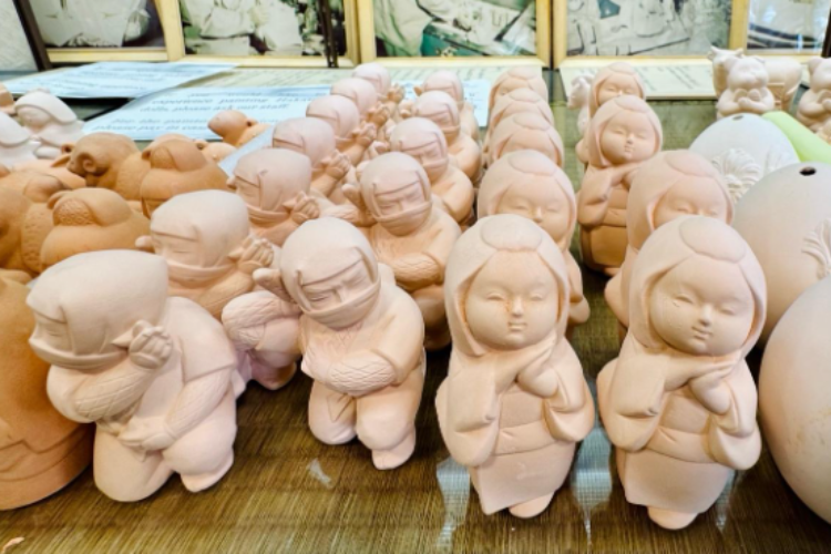 Découvrez la peinture sur poupées en céramique non émaillée au « Musée de la Poupée de Hakata Shogetsudo ».