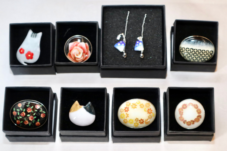 « Ota Cloisonné » traduit l'éclat créé par le fil d'argent et le vernis uniques de l'émail cloisonné.