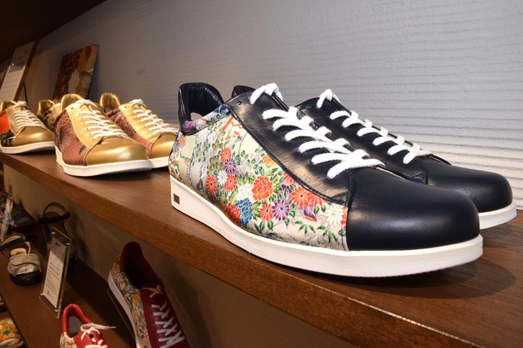 L'impression change en fonction du motif du kimono et de la couleur du cuir.