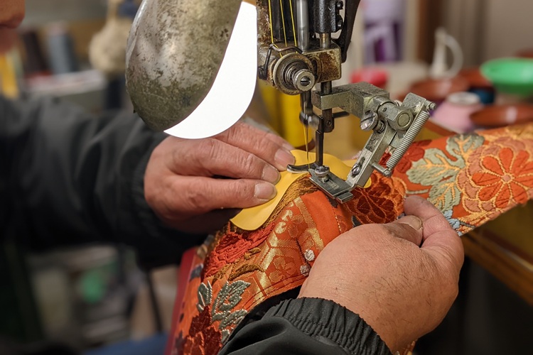 Le processus de couture permet de fixer le kimono renforcé à la semelle intérieure. Un travail minutieux est nécessaire pour éviter tout affaissement.