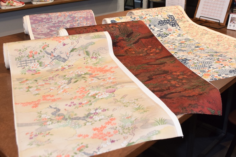 Un kimono qui a retrouvé sa forme d'origine. Il est si beau qu'on a du mal à croire qu'il ait été un jour jeté.