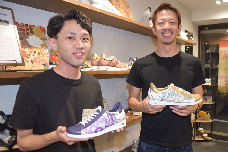 Le directeur Ryo Kobayashi (à gauche) et M. Kawamura (à droite)