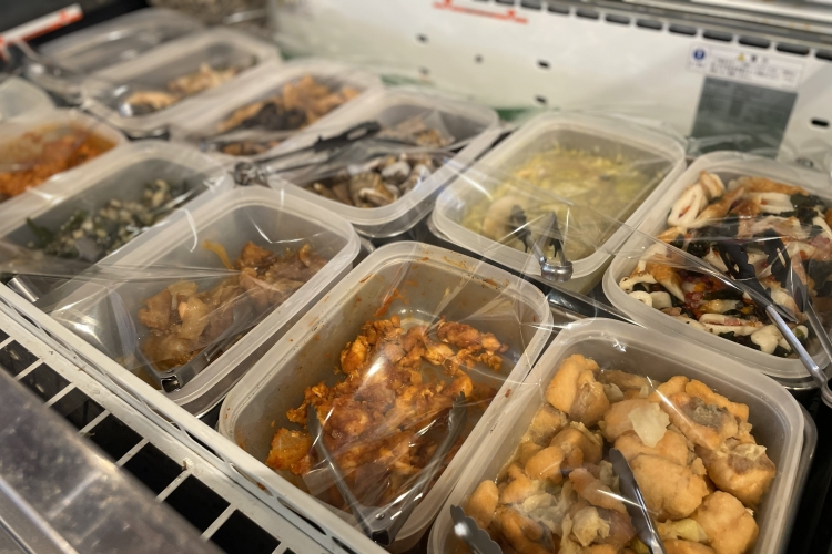 Le restaurant propose une sélection d'accompagnements tels que le « Nanbanzuke aux fruits de mer » et la « Truite mijotée à la sauce tomate », tous préparés avec les fruits de mer dont le restaurant est fier.