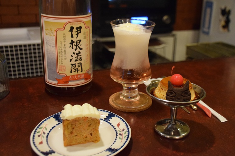 «&nbsp;Crème soda pour adultes&nbsp;» (au centre) avec son adorable couleur rose translucide