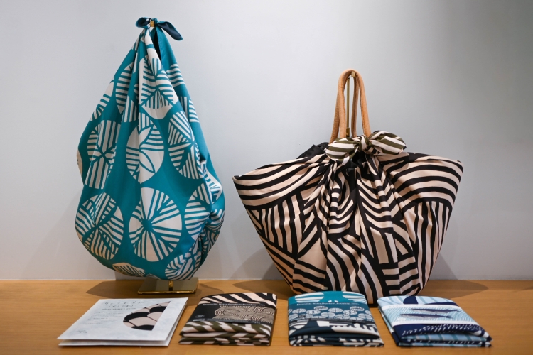 Le furoshiki peut prendre de nombreuses formes différentes selon la façon dont il est noué.